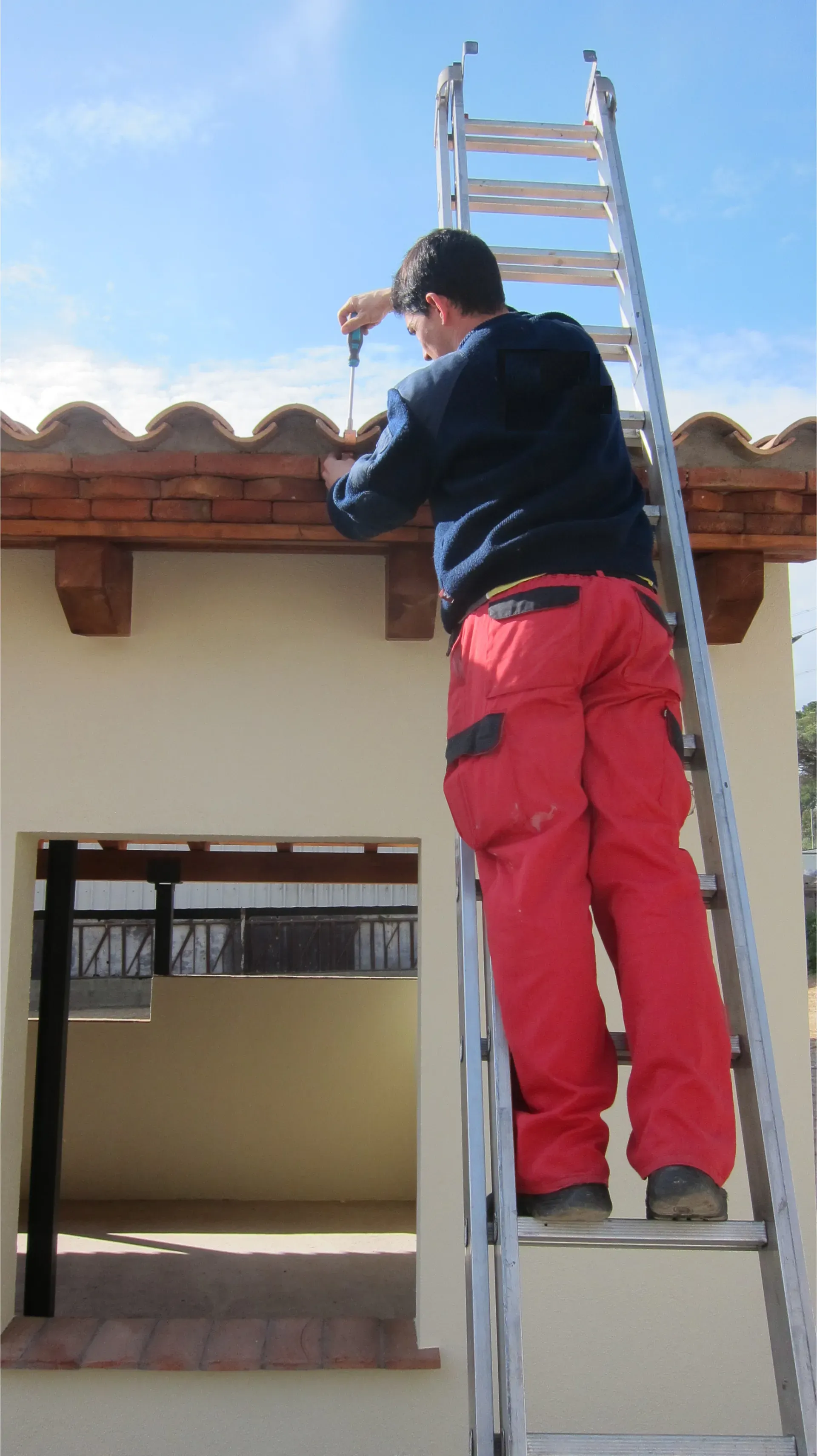 Profesional haciendo una instalación de canal pluvial.