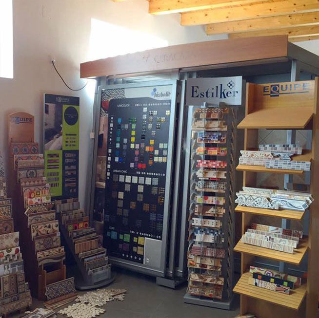 Una tienda con un cartel que dice estilker.