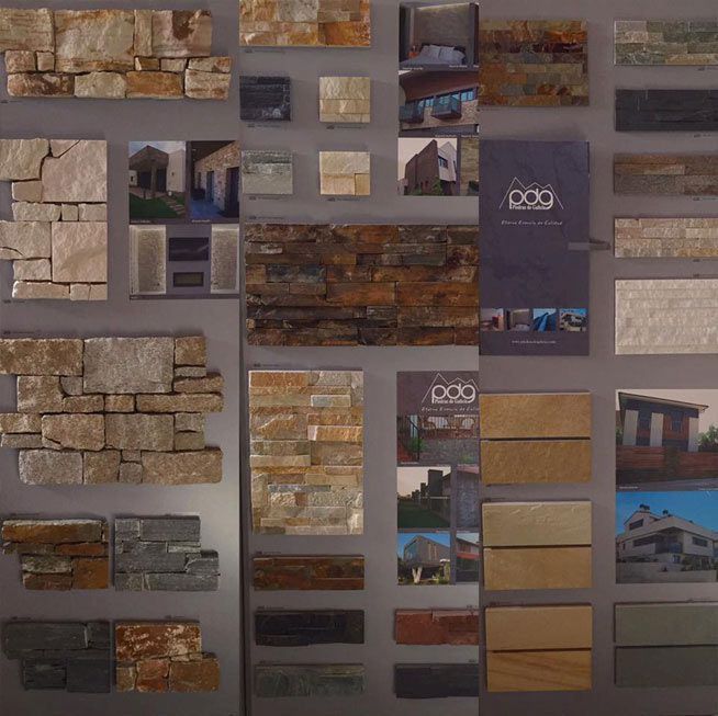 Una pared llena de diferentes tipos de ladrillos y un folleto que dice pdb