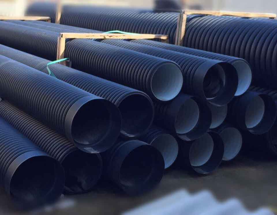 Un montón de tubos negros están apilados uno encima del otro.