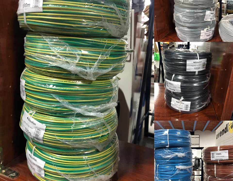 Un montón de rollos de alambre están apilados uno encima del otro en un almacén.