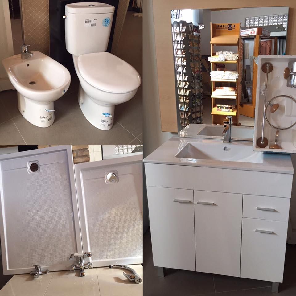 Un baño con inodoro, bidé y lavabo.