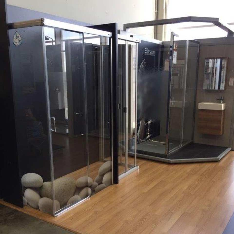 Un baño con puertas corredizas de vidrio y un lavabo.