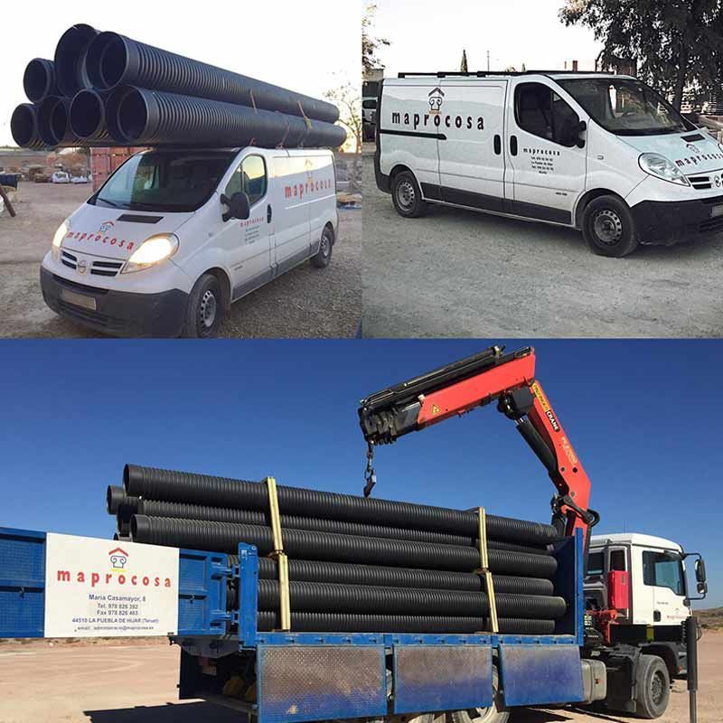 Un collage de imágenes muestra una camioneta que transporta tuberías y un camión que transporta tuberías.