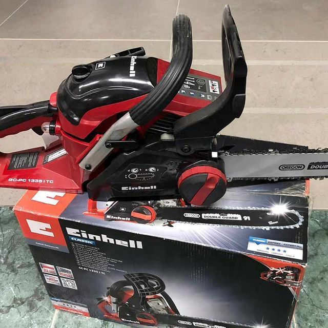 Una motosierra está encima de una caja que dice Einhell