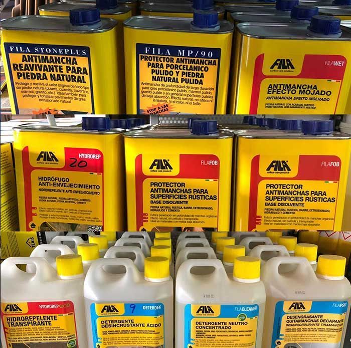 Muchas botellas de productos Fila están alineadas en un estante.