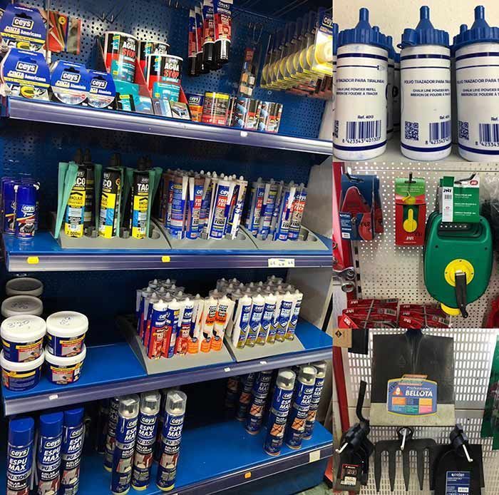 Un estante de una tienda lleno de botellas y recipientes.