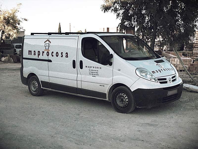 Una camioneta blanca con la palabra mapr cosa escrita en el costado