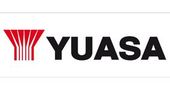 El logotipo de Yuasa es rojo y negro sobre un fondo blanco.
