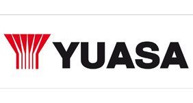 El logotipo de Yuasa es rojo y negro sobre un fondo blanco.