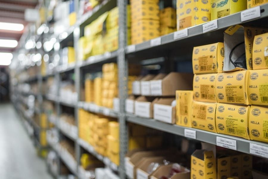 Un almacén lleno de muchas piezas y cajas amarillas.