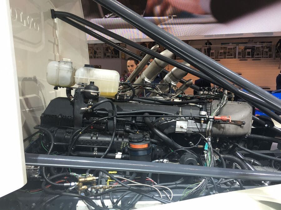 Un primer plano del motor de un automóvil con el capó abierto.