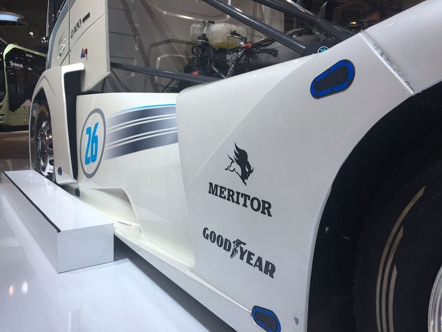 Un camión blanco con el número 26.
