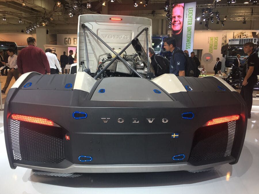 Un coche Volvo se exhibe en una exposición de automóviles.