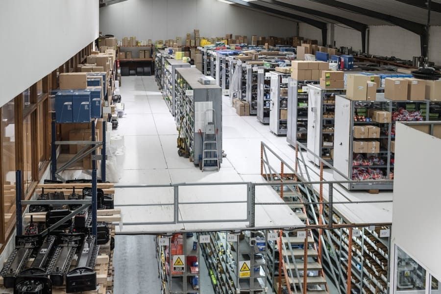 Un gran almacén lleno de muchos estantes y cajas.