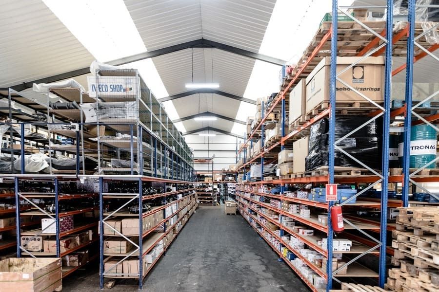 Un gran almacén lleno de muchos estantes y cajas.