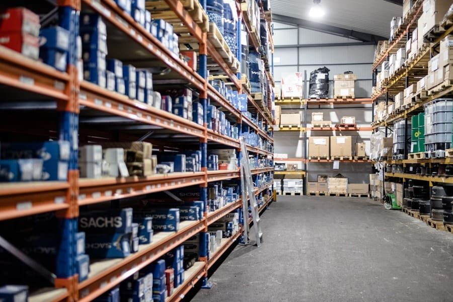 Un gran almacén lleno de muchos estantes y cajas.