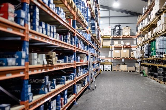 Un gran almacén lleno de muchos estantes y cajas.