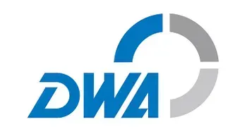 Blaues „DWA“-Logo mit einem teilweise grauen Kreis auf weißem Hintergrund.