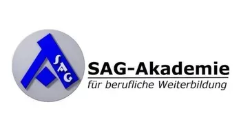Logo der SAG-Akademie, einer Akademie für berufliche Weiterbildung, mit einem blau-weißen geometrischen Muster in einem grauen Kreis.