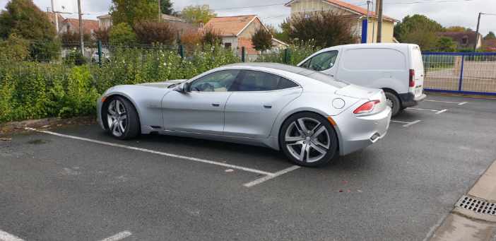 Photo voiture de course grise