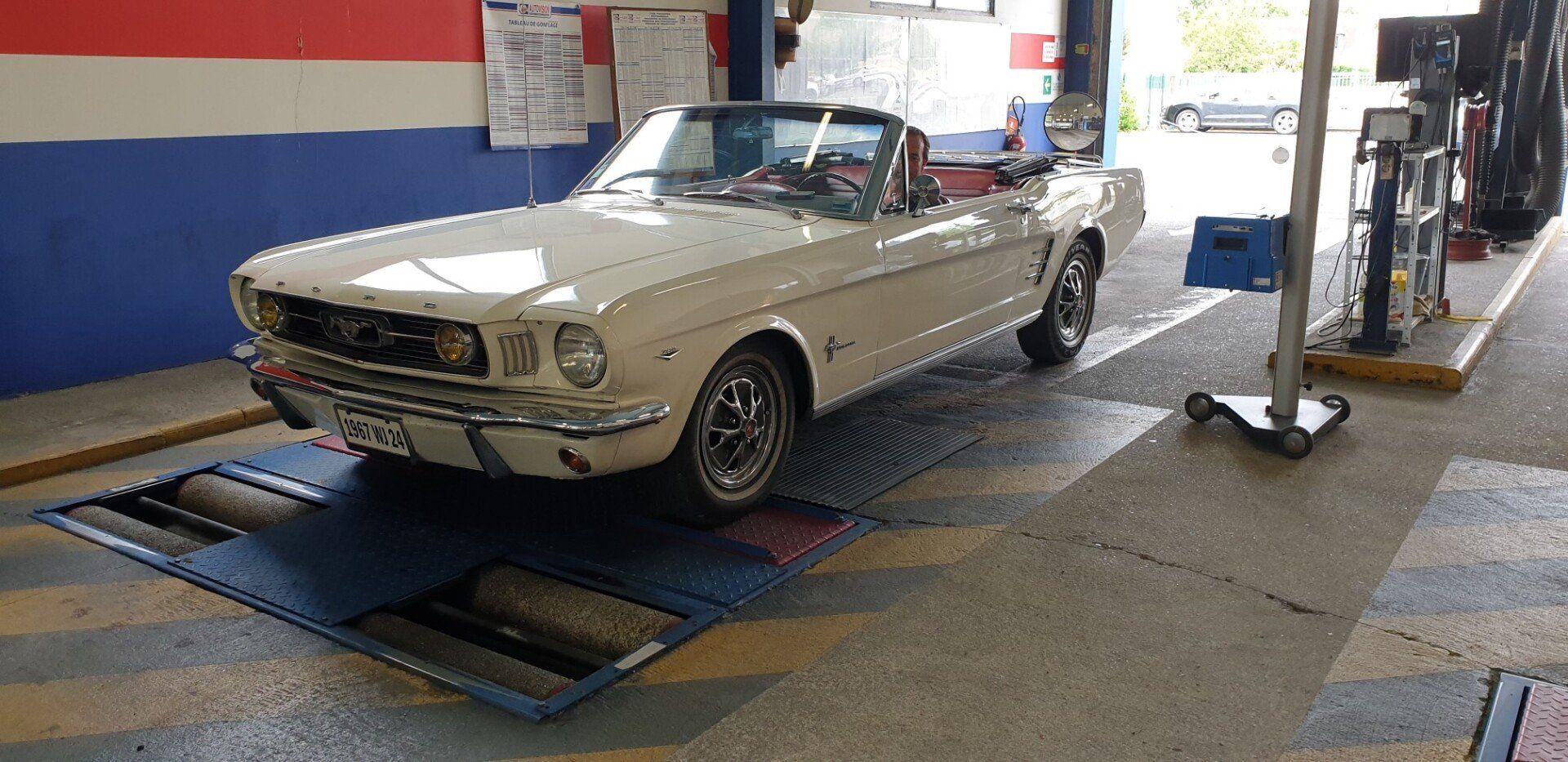 Photo voiture de collection beige