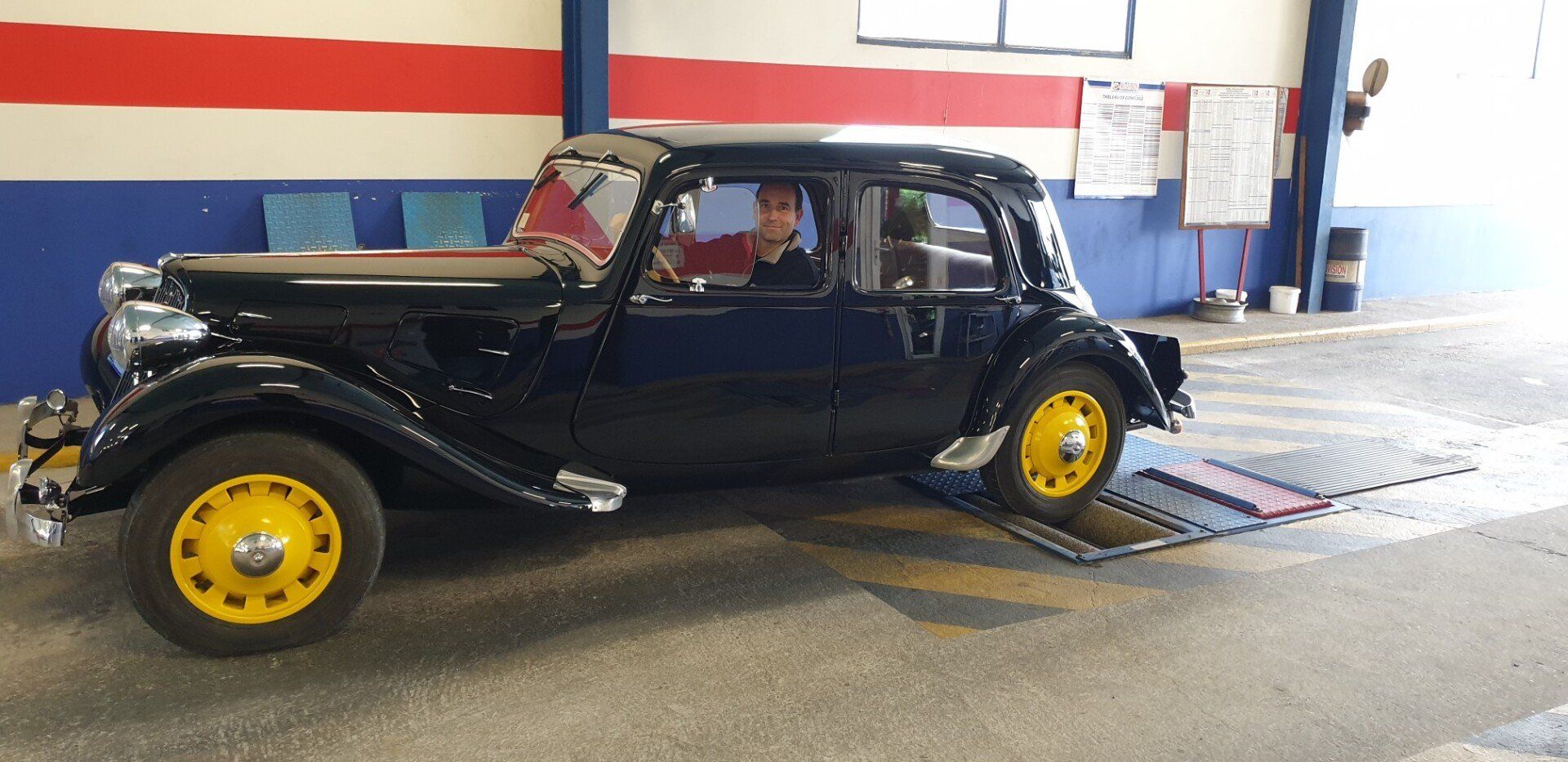 Photo voiture de collection noire avec roues jaunes