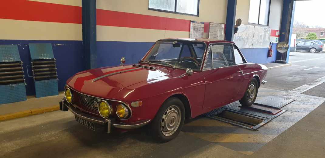 Photo voiture de collection rouge