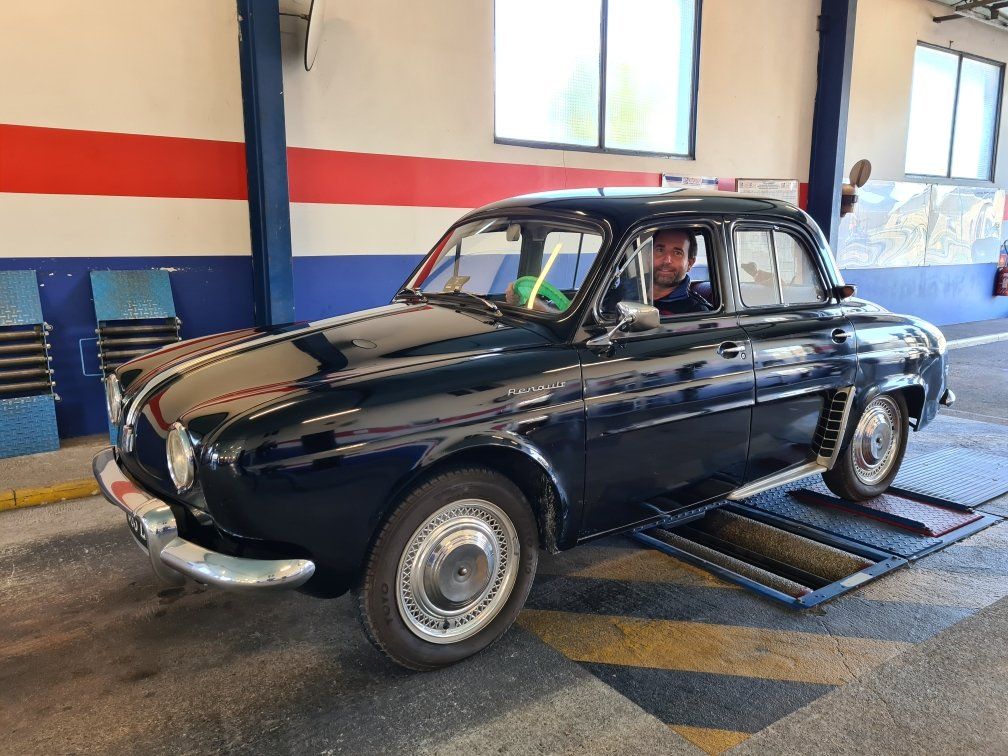 Photo voiture de collection noire