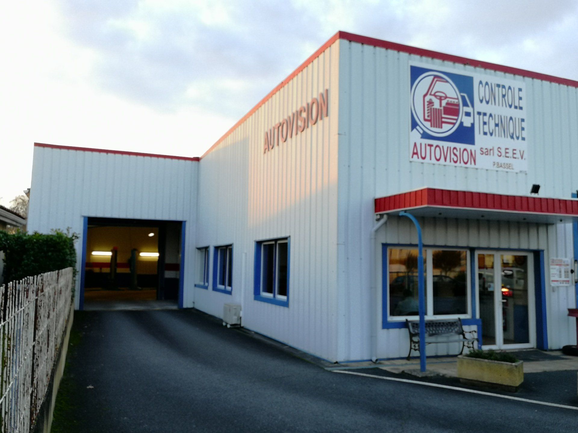 Devanture centre de contrôle technique