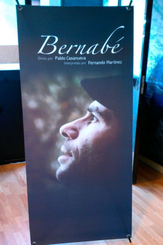 Un cartel con la cara de un hombre y la palabra Bernabé en él.