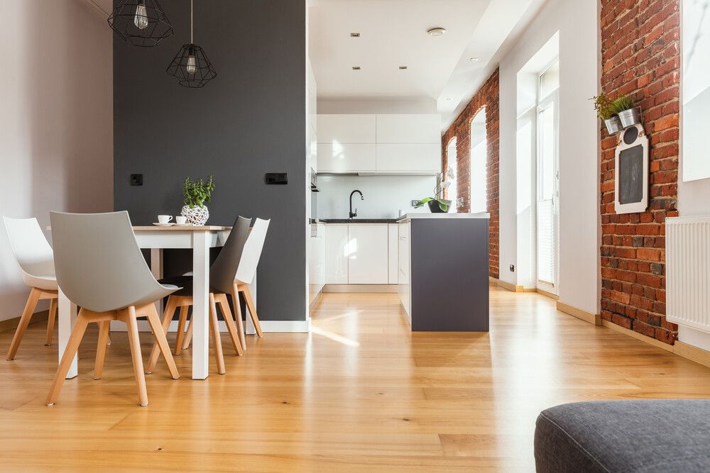 Hay una mesa y sillas en el medio de la habitación.