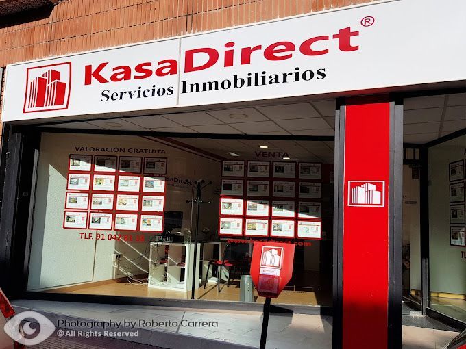 Un edificio con un cartel que dice Kasa Direct