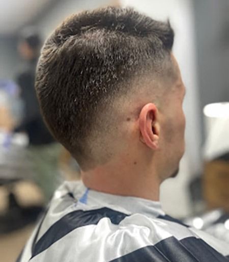 Un hombre se está cortando el pelo en una barbería.