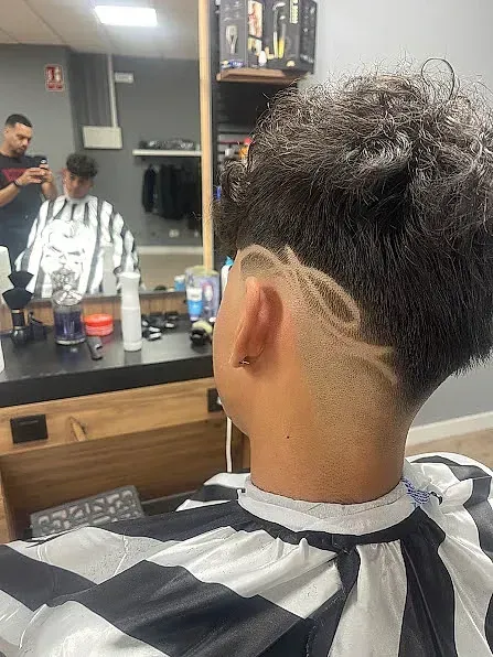 Un hombre se está cortando el pelo en una barbería.