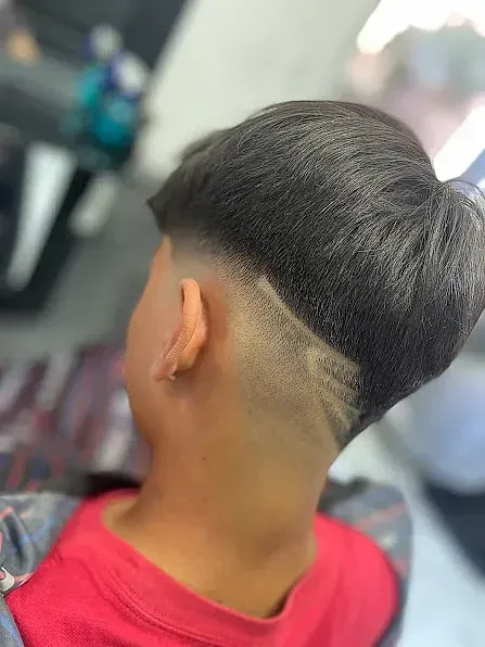 Un niño pequeño se está cortando el pelo en una barbería.