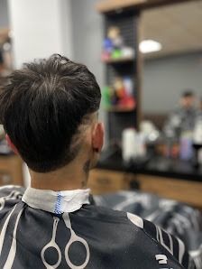 Un hombre se está cortando el pelo en una barbería.