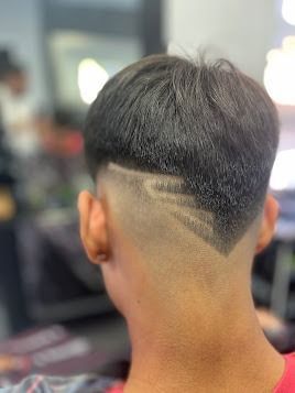 La parte posterior de la cabeza de un hombre con un diseño rapado.