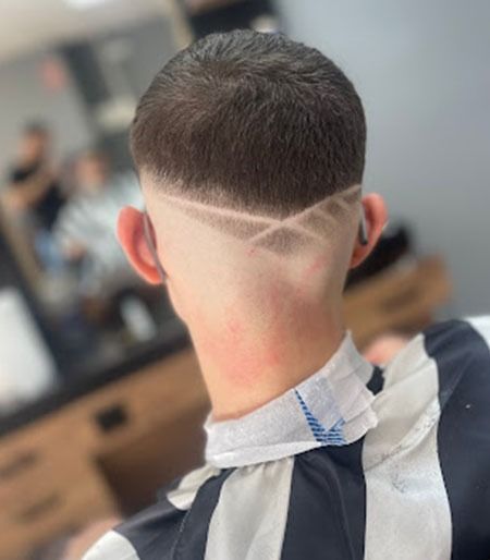 Un hombre se está cortando el pelo en una barbería.