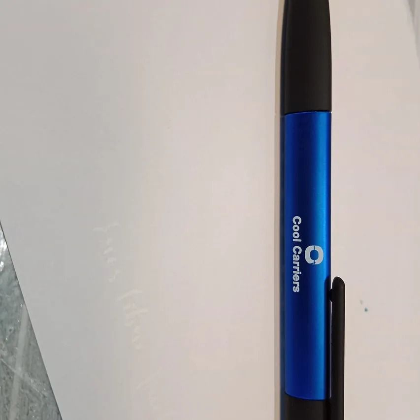 Un bolígrafo azul con la palabra coat carriers escrita en él.