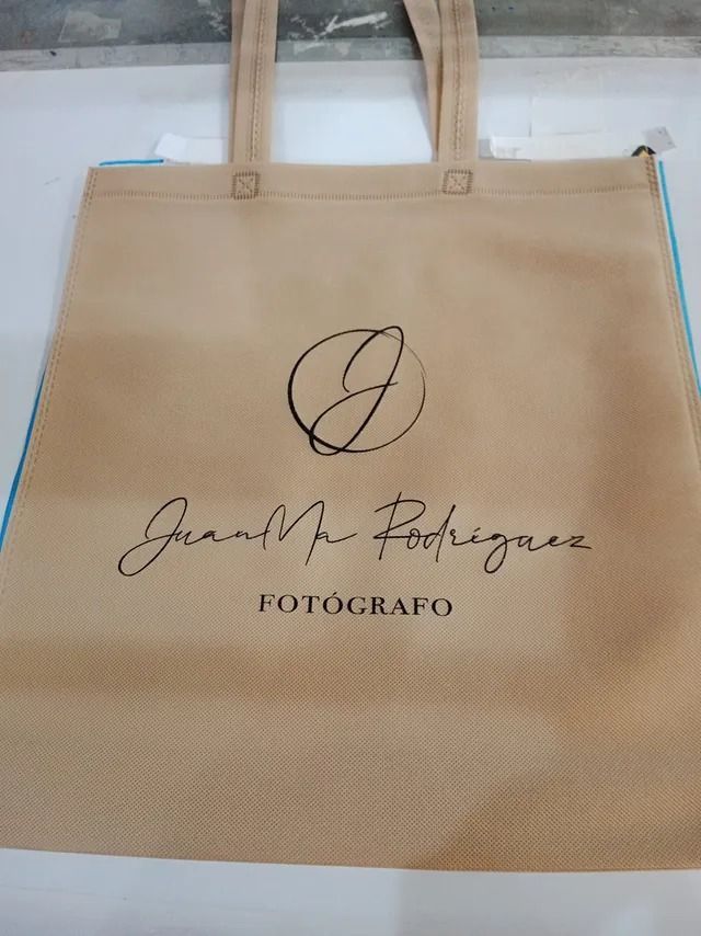 Una bolsa de mano marrón con el nombre Juan J. Rodríguez escrito en ella.