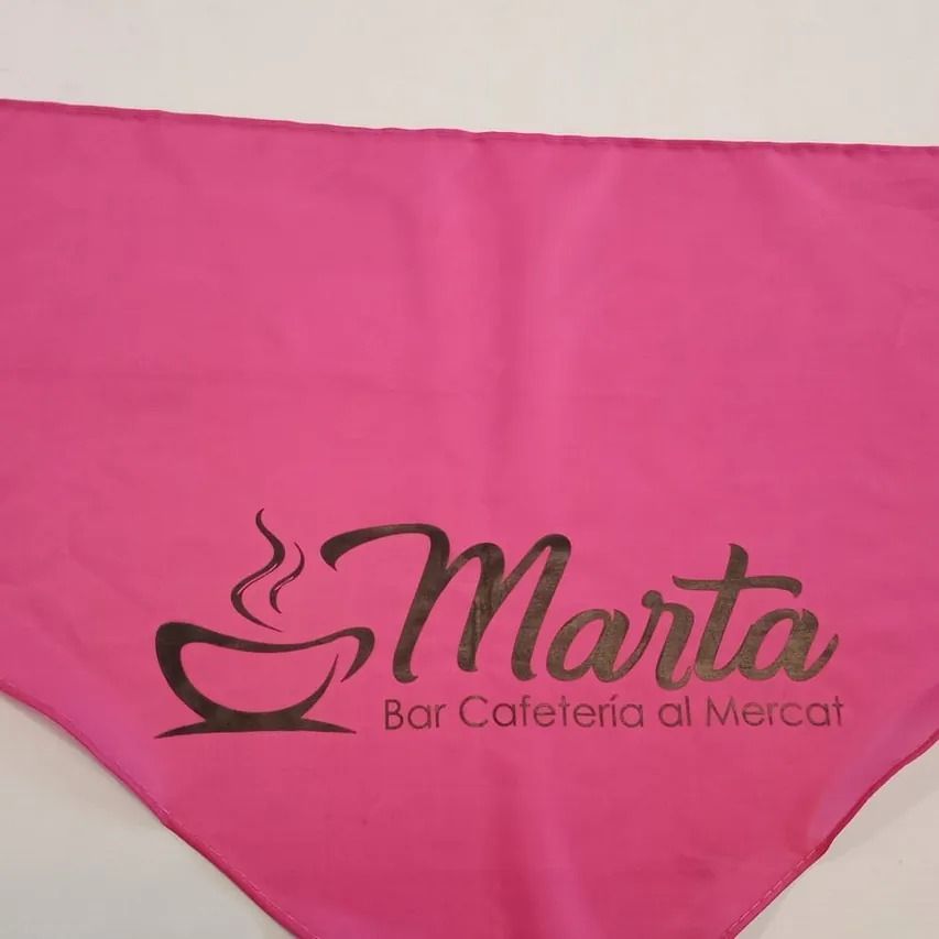 En pink bandana para marta bar cafetería en el mercado