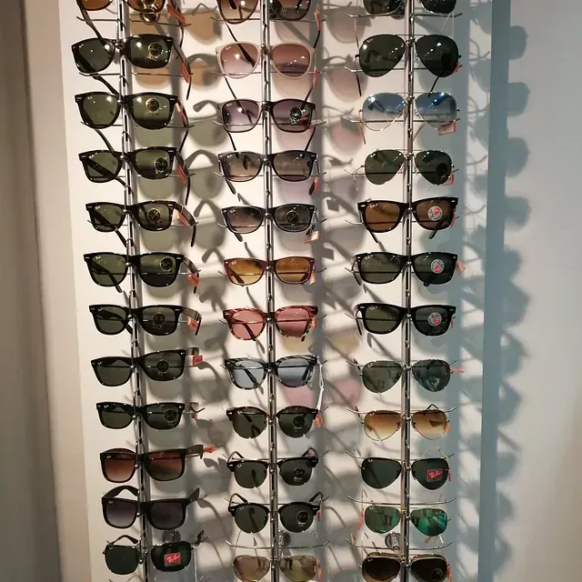 Un montón de gafas de sol están alineadas en un estante