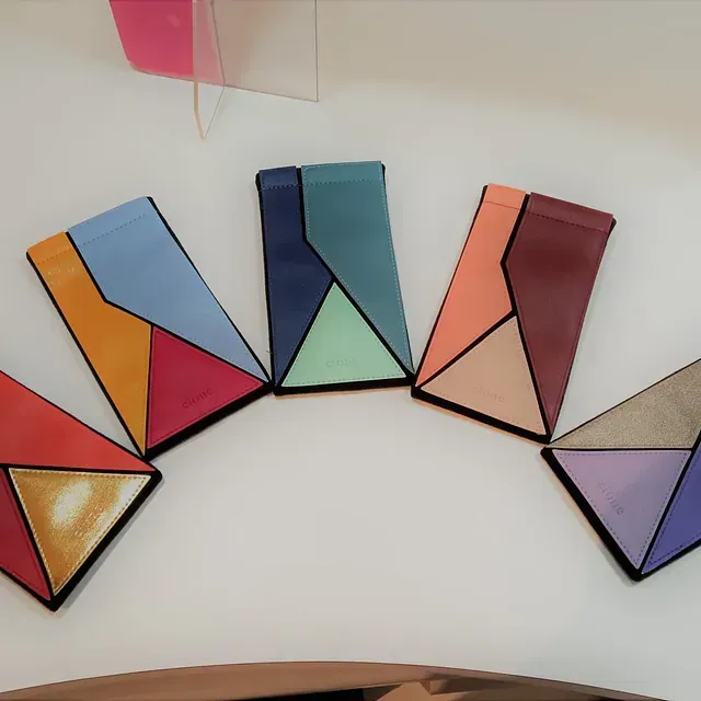 Una fila de triángulos de colores sobre una superficie blanca