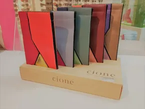 Una caja de madera que dice clon