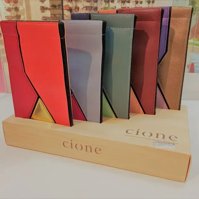 Una caja de madera que dice cione