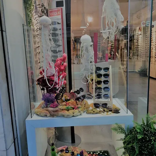 Una exhibición de medusas y gafas de sol en el escaparate de una tienda.