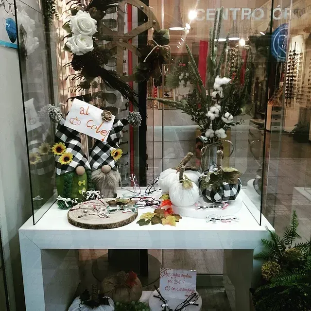 Un escaparate de tienda con un cartel que dice centro.