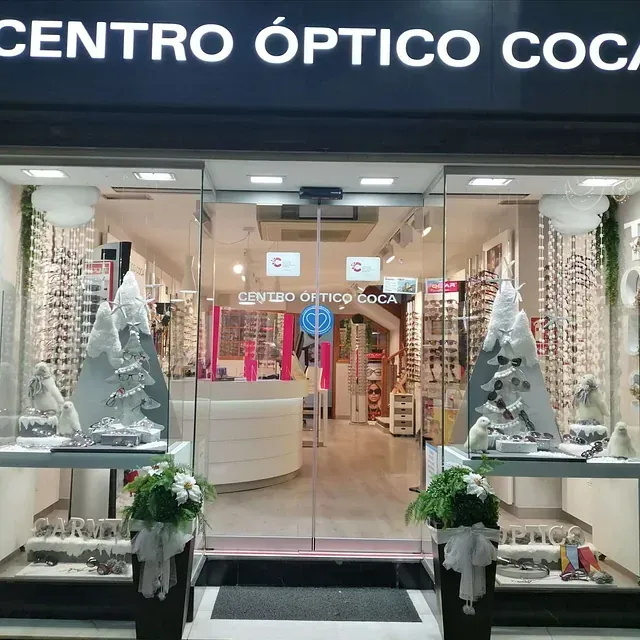 Un escaparate con un cartel que dice centro óptico coca