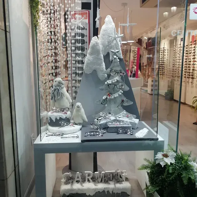 Una exhibición de adornos navideños en una tienda con la palabra zanahorias.
